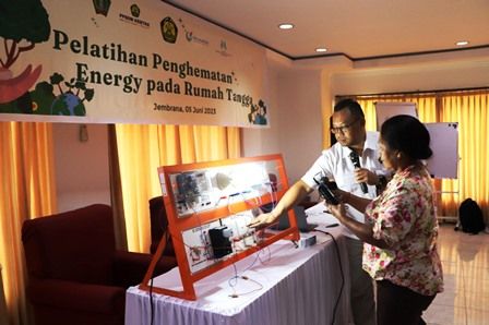 Dukung Program Konservasi Energi Nasional, PEM Akamigas Latih Teknis Penggunaan Kompor Listrik ke Perempuan Jembrana