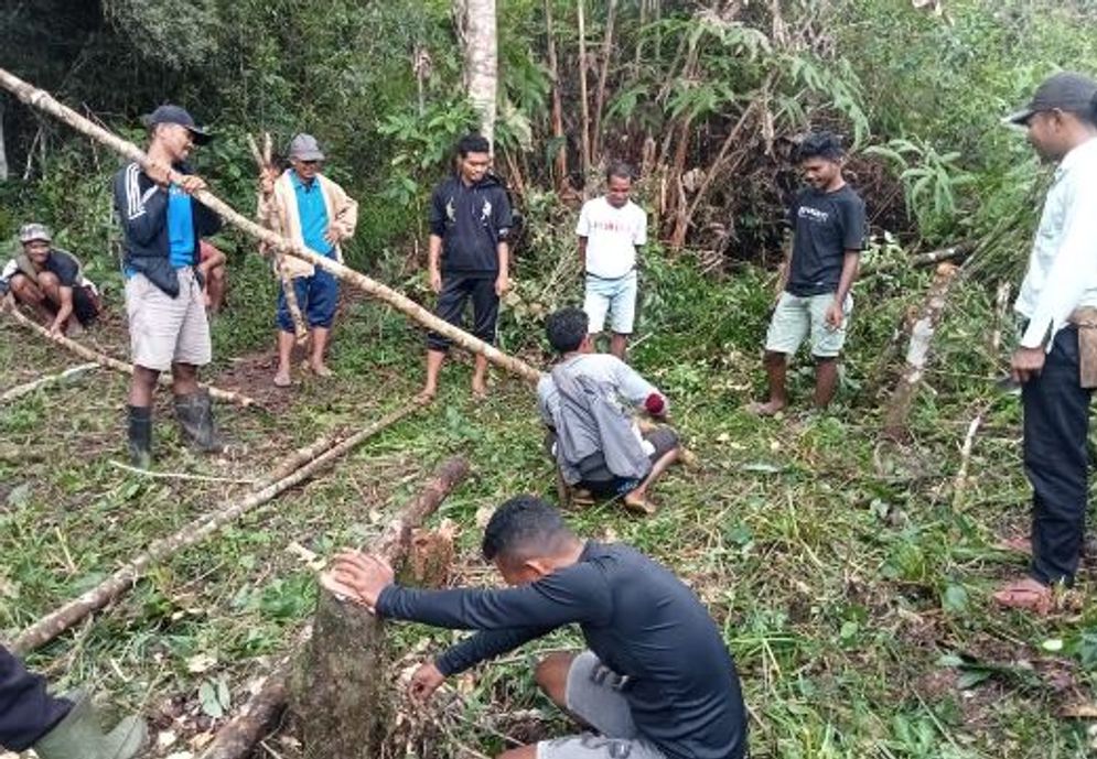 Warga Poco Leok bergotong royong membangun Posko Penjagaan sebagai antisipasi kedatangan tim PT PLN mematok paksa lahan mereka untuk membangun proyek geothermal, Sabtu, 10 Juni 2023.