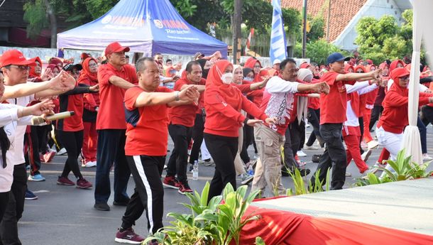 Walikota Kembali Berikan Paket Umrah untuk Warga saat Senam Bersama di Taman UMKM