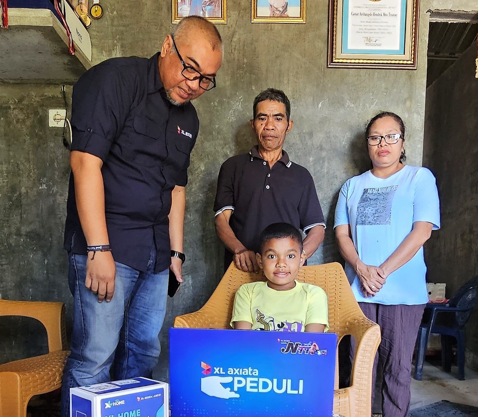 Penyerahan laptop kepada Nano agar semakin giat belajar. 