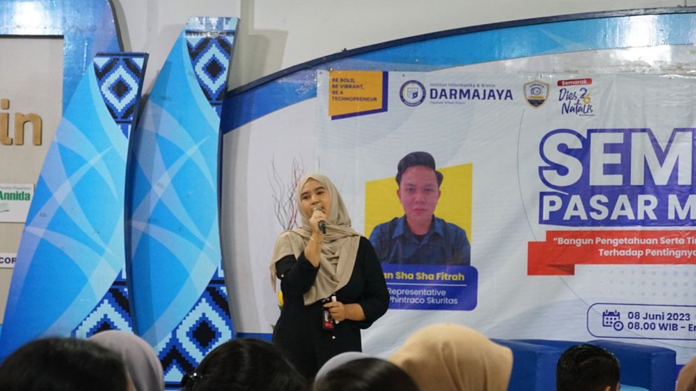 Ananda Putri Kusuma perwakilan BEI Provinsi Lampung saat pemaparan seminar Pasar Modal.