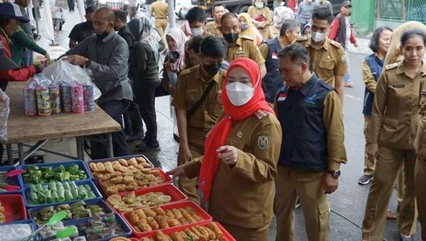Walikota Eva Dwiana dan BPOM Pastikan Takjil Aman Dikonsumsi