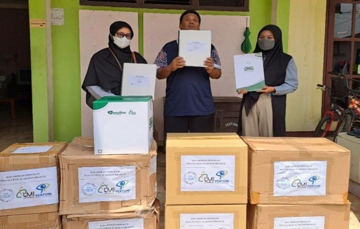 Penyerahan bantuan Alquran Braille dari LMI ke para penyandang tuna netra di Sidoarjo.
