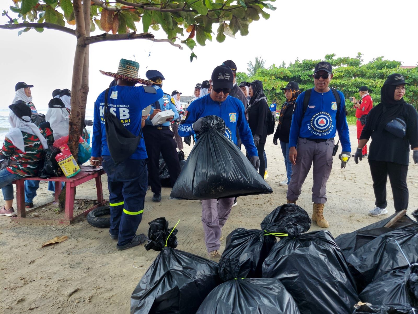 Mitra Binaan Kilang Pertamina Unit Balikpapan Ikuti Coastal Clean Up di Balikpapan