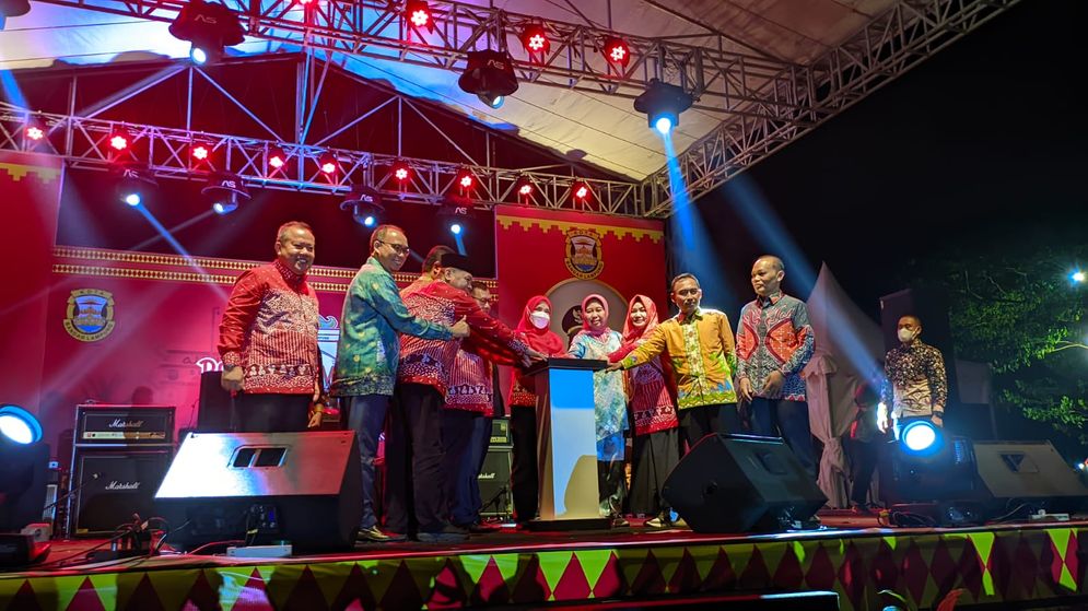 Walikota Bandar Lampung, Eva Dwiana secara resmi membuka Begawi dan Bandar Lampung Expo 2023 yang bertempat di Lapangan Saburai, Kota Bandar Lampung pada Minggu, 11 Juni 2023.