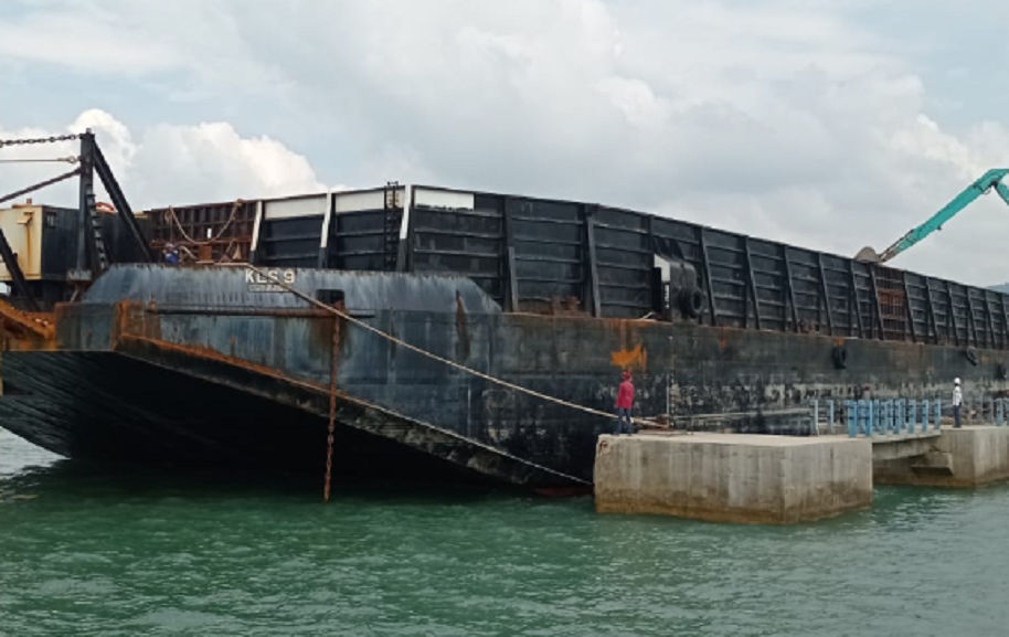 Kapal milik PT Pelayaran Karunia Lautan Semesta Tbk (KLAS).