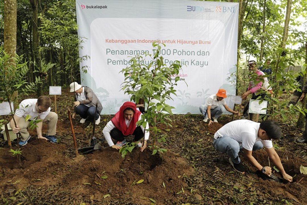 Tingkatkan kesadaran akan lingkungan hidup dan konservasi SDA, Bukalapak dan BNI tanam 1.000 bibit pohon serba guna di kawasan hutan organik 1, Megamendung, Bogor, Jawa Barat.
