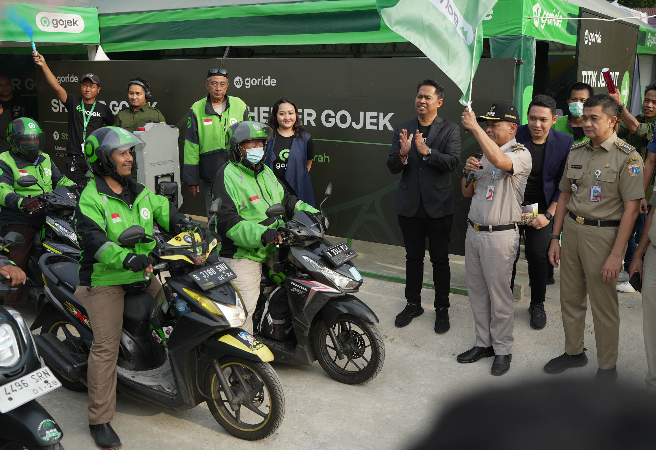 Head of Regions & External Affairs Gojek Gede Manggala bersama Wakil Wali Kota Jakarta Pusat Chaidir saat peresmian shelter driver Gojek dan layanan GoRide Instant di stasiun Palmerah Jakarta, 12 Juni 2023. Selain bermanfaat bagi pengelolaan lalu lintas di kawasan Palmerah secara terintegrasi, shelter Gojek juga turut mendukung mitra driver dalam memberikan layanan bintang lima. Foto : Panji Asmoro/TrenAsia