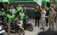 Head of Regions & External Affairs Gojek Gede Manggala bersama Wakil Wali Kota Jakarta Pusat Chaidir saat peresmian shelter driver Gojek dan layanan GoRide Instant di stasiun Palmerah Jakarta, 12 Juni 2023. Selain bermanfaat bagi pengelolaan lalu lintas di kawasan Palmerah secara terintegrasi, shelter Gojek juga turut mendukung mitra driver dalam memberikan layanan bintang lima. Foto : Panji Asmoro/TrenAsia