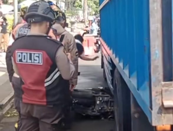 Evakuasi motor yang berada di bawah truk. (Foto:Istimewa)