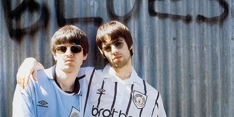 Liam Gallagher (kanan) dan Noel Gallagher mengenakan jersey Manchester City.