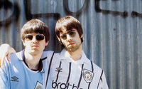 Liam Gallagher (kanan) dan Noel Gallagher mengenakan jersey Manchester City.