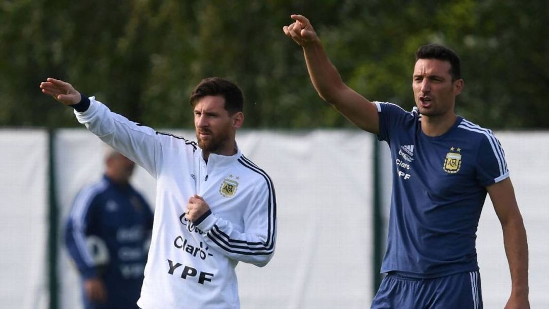 Bintang Timnas Argentina, Lionel Messi (kiri) bersama Pelatih Argentina, Lionel Scaloni, dalam sebuah latihan belum lama ini.