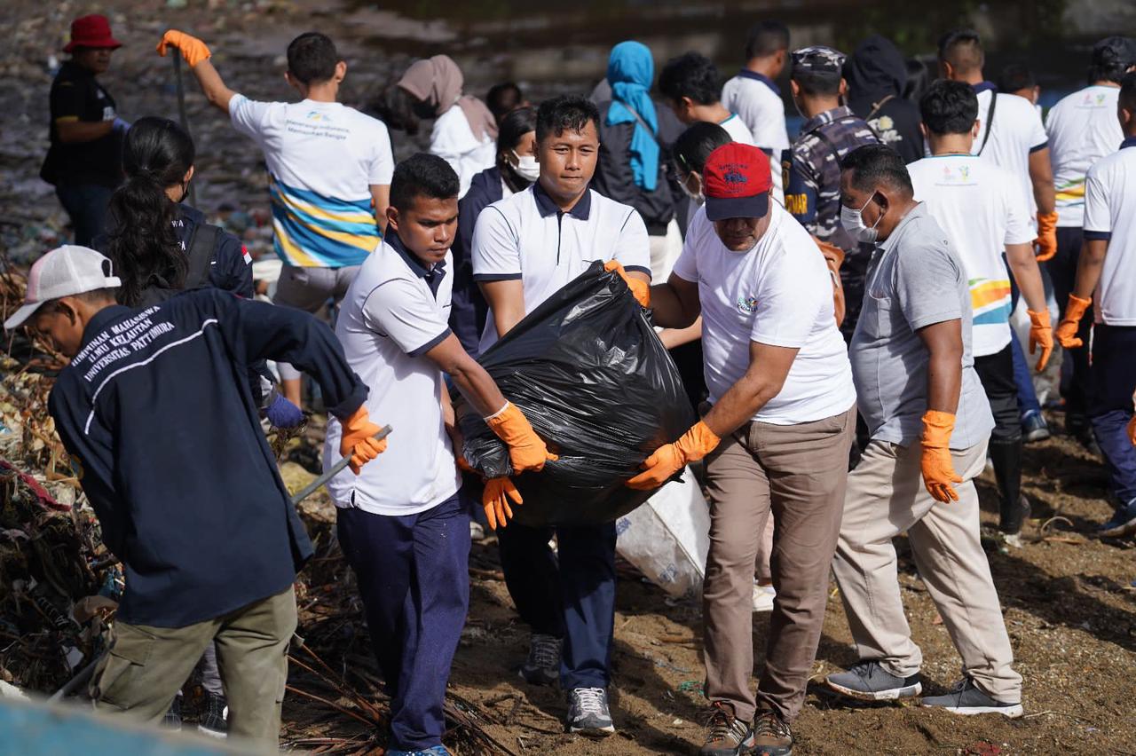 Ribuan Pegawai PLN Group Bersihkan Pantai dan Sungai Serentak Se-Indonesia