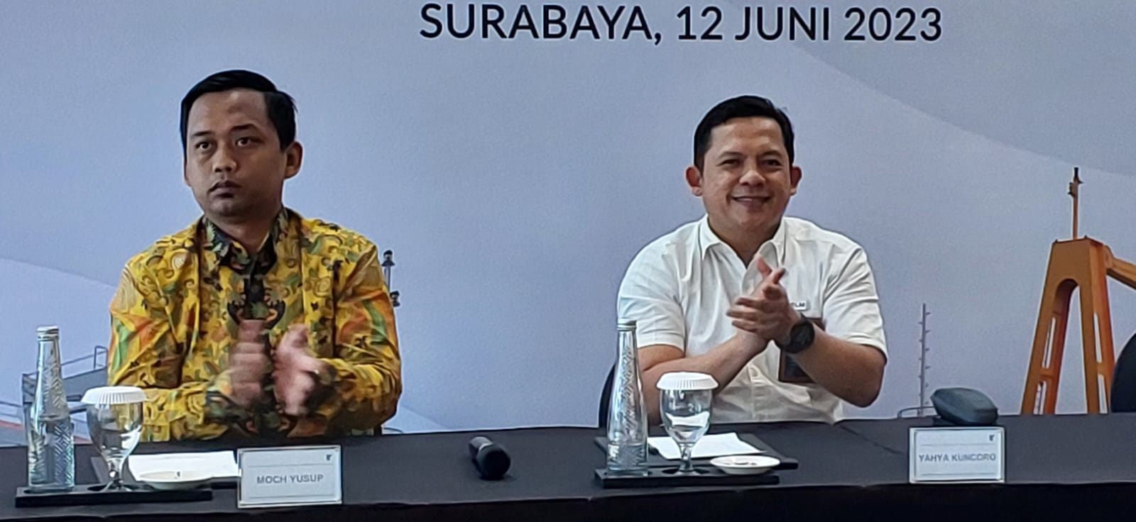Direktur Usaha Angkutan Penumpang PT Pelni, Yahya Kuncoro (kanan) dan Moch Yusup, PKP Ahli Muda Angkutan Laut Liner Direktorat Lalu Lintas dan Angkutan Laut Kementerian Perhubungan.