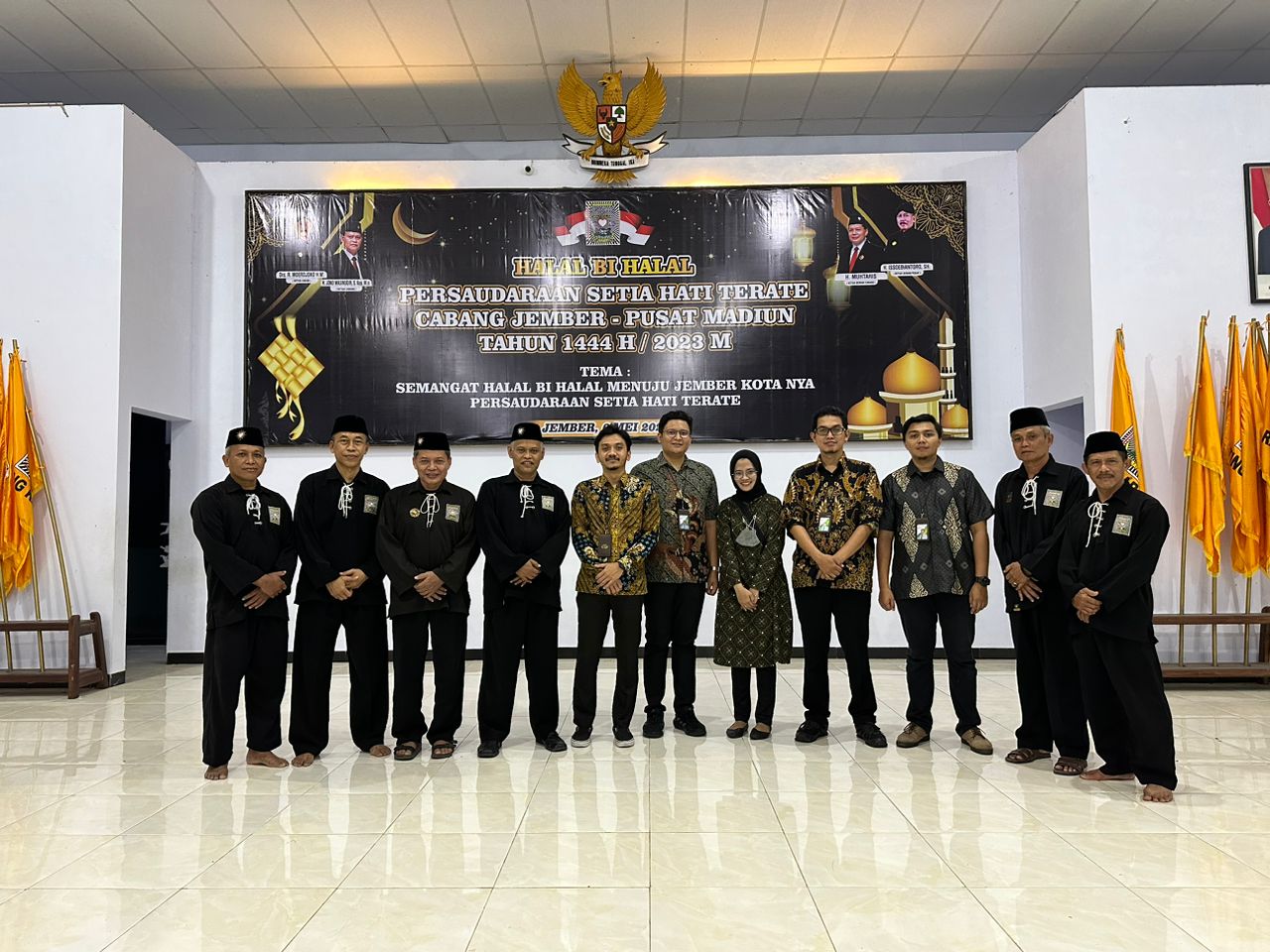 Pimpinan PSHT foto bersama dengan BPJamsostek Jember usai pertemuan membahas perlindungan bagi anggota. 