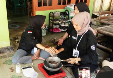 Tak Berhenti Berkreasi, Mahasiswa KKN Vokasi UNY di Kulon Progo Kembangkan Coconut Candle