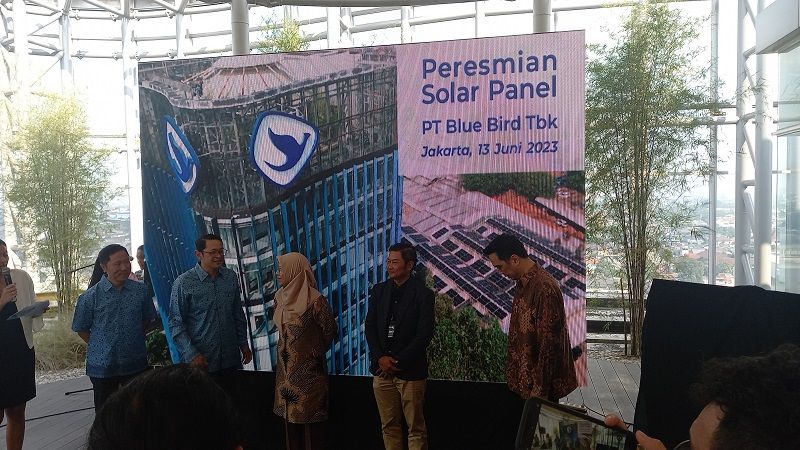 Acara peresmian panel surya PT Blue Bird Tbk di kantor pusat perseroan, Jakarta Selatan, Rabu, 13 Juni 2023. 