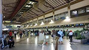 Bandara Internasional Juanda yang padat dengan calon penumpang.