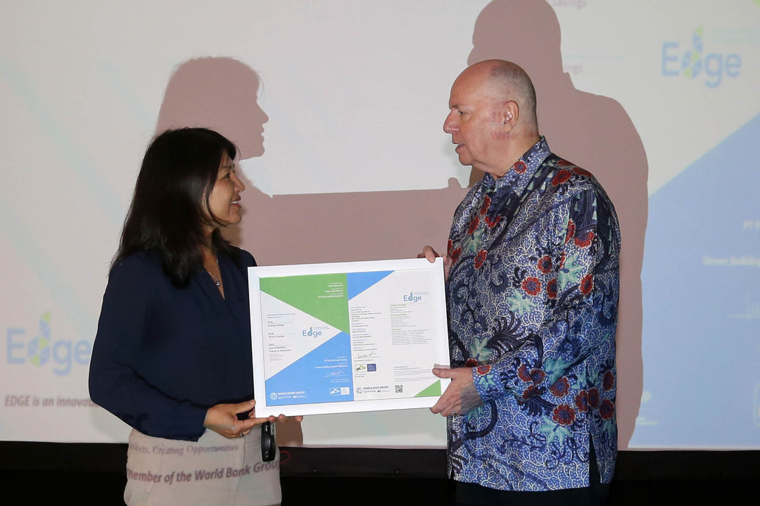 Senior Manager, Climate Strategy & Business Development Diep Nguyen Van-Houtte (kiri) berbincang dengan Chief Marketing Officer (CMO) PT Lippo Malls Indonesia, Danny Crayton (kanan) usai menyerahkan sertifikasi green building “EDGE” sebagai bukti penerapan sistem dan tindakan hemat energi yang diterapkan Lippo Mall Puri di Jakarta, 13 Juni 2023. Foto : Panji Asmoro/TrenAsia