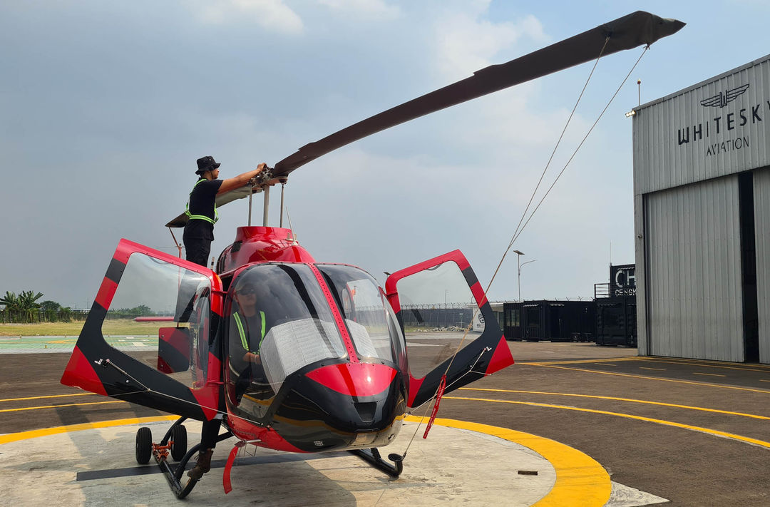 Pekerja mempersiapkan helikopter yang akan dipajang pada pameran helikopter "Heli Expo Asia 2023" di Cengkareng Heliport Bandara Soekarno Hatta, Tangerang. Pameran yang berlangsung dari tanggal 15 Juni hingga 18 Juni 2023 itu menjadi ajang pameran dan jual beli helikopter.13 Juni 2023. Foto : Panji Asmoro/TrenAsia