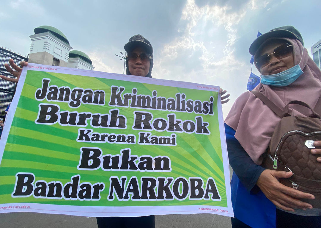 Federasi Serikat Pekerja Rokok Tembakau Makanan Minuman Serikat Pekerja Seluruh Indonesia (FSP RTMM-SPSI) menggelar aksi damai didepan gedung DPR. Seluruh mata rantai dalam ekosistem pertembakauan, termasuk tenaga kerja, mendesak Komisi IX Dewan Perwakilan Rakyat (DPR) untuk menghapus pasal tembakau yang dinilai diskriminatif dalam Rancangan Undang-Undang Kesehatan (RUU kesehatan), yakni Pasal 154 sampai Pasal 158. Rabu 14 Juni 2023. Foto : Panji Asmoro/TrenAsia