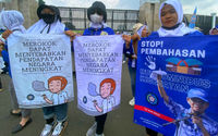 Federasi Serikat Pekerja Rokok Tembakau Makanan Minuman Serikat Pekerja Seluruh Indonesia (FSP RTMM-SPSI) menggelar aksi damai didepan gedung DPR. Seluruh mata rantai dalam ekosistem pertembakauan, termasuk tenaga kerja, mendesak Komisi IX Dewan Perwakilan Rakyat (DPR) untuk menghapus pasal tembakau yang dinilai diskriminatif dalam Rancangan Undang-Undang Kesehatan (RUU kesehatan), yakni Pasal 154 sampai Pasal 158. Rabu 14 Juni 2023. Foto : Panji Asmoro/TrenAsia