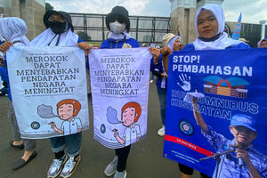 Demo Tembakau DPR - Panji 2.jpg