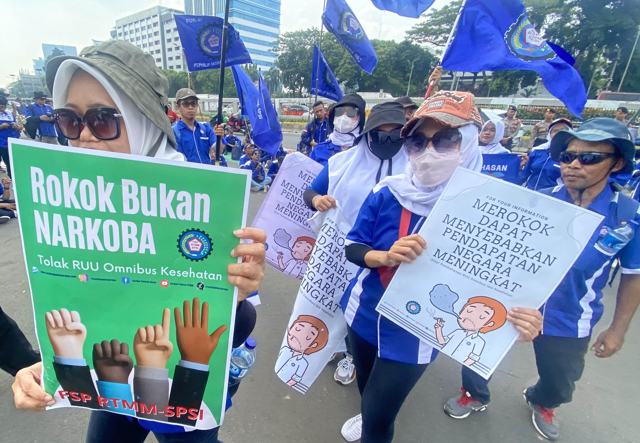 Federasi Serikat Pekerja Rokok Tembakau Makanan Minuman Serikat Pekerja Seluruh Indonesia (FSP RTMM-SPSI) menggelar aksi damai didepan gedung DPR. Seluruh mata rantai dalam ekosistem pertembakauan, termasuk tenaga kerja, mendesak Komisi IX Dewan Perwakilan Rakyat (DPR) untuk menghapus pasal tembakau yang dinilai diskriminatif dalam Rancangan Undang-Undang Kesehatan (RUU kesehatan), yakni Pasal 154 sampai Pasal 158. Rabu 14 Juni 2023. Foto : Panji Asmoro/TrenAsia