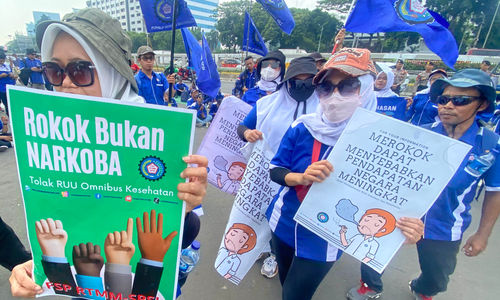 Demo Tembakau DPR - Panji 3.jpg