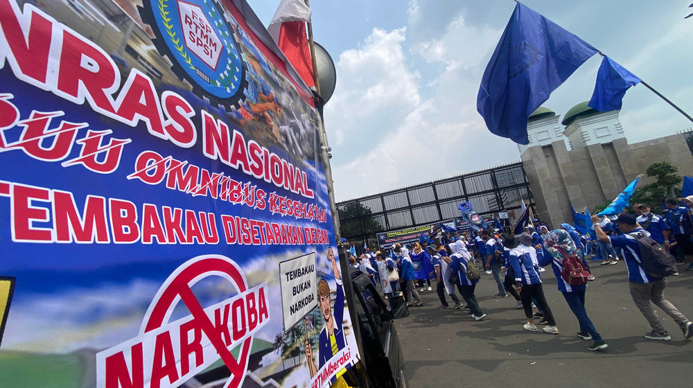 Demo Tembakau DPR - Panji 5.jpg