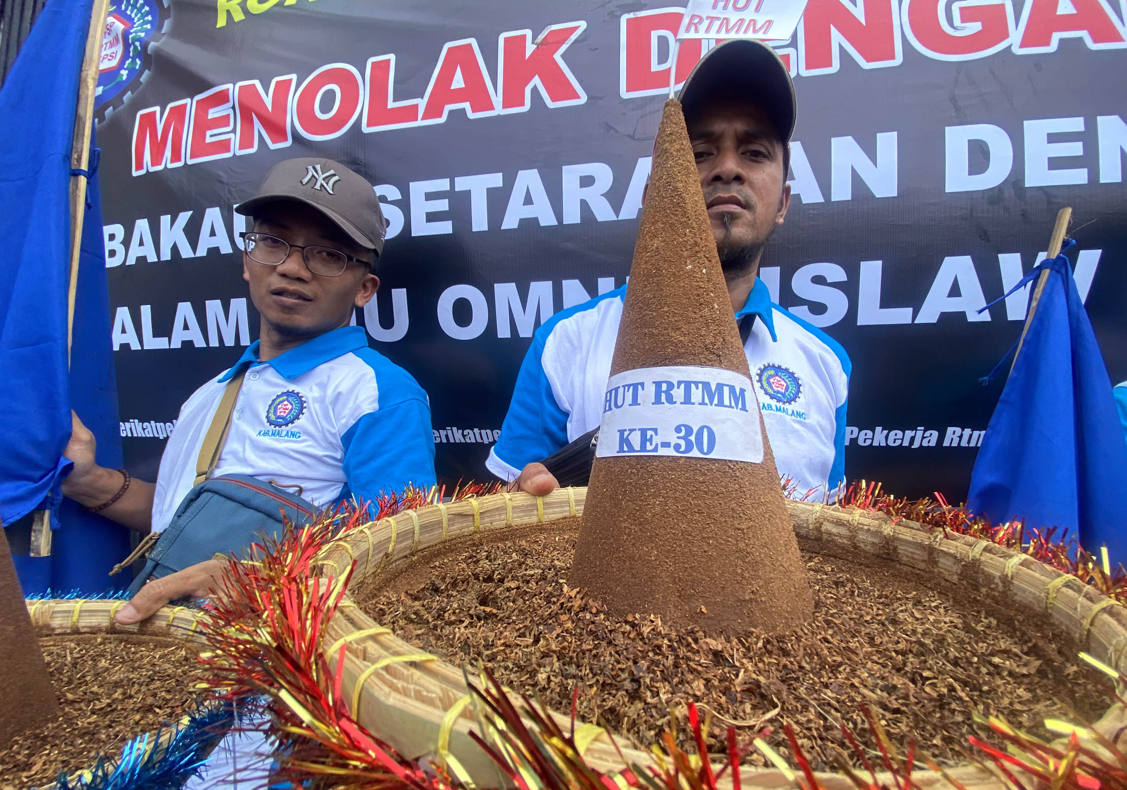 Federasi Serikat Pekerja Rokok Tembakau Makanan Minuman Serikat Pekerja Seluruh Indonesia (FSP RTMM-SPSI) menggelar aksi damai didepan gedung DPR. Seluruh mata rantai dalam ekosistem pertembakauan, termasuk tenaga kerja, mendesak Komisi IX Dewan Perwakilan Rakyat (DPR) untuk menghapus pasal tembakau yang dinilai diskriminatif dalam Rancangan Undang-Undang Kesehatan (RUU kesehatan), yakni Pasal 154 sampai Pasal 158. Rabu 14 Juni 2023. Foto : Panji Asmoro/TrenAsia