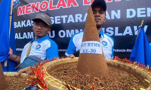 Federasi Serikat Pekerja Rokok Tembakau Makanan Minuman Serikat Pekerja Seluruh Indonesia (FSP RTMM-SPSI) menggelar aksi damai didepan gedung DPR. Seluruh mata rantai dalam ekosistem pertembakauan, termasuk tenaga kerja, mendesak Komisi IX Dewan Perwakilan Rakyat (DPR) untuk menghapus pasal tembakau yang dinilai diskriminatif dalam Rancangan Undang-Undang Kesehatan (RUU kesehatan), yakni Pasal 154 sampai Pasal 158. Rabu 14 Juni 2023. Foto : Panji Asmoro/TrenAsia