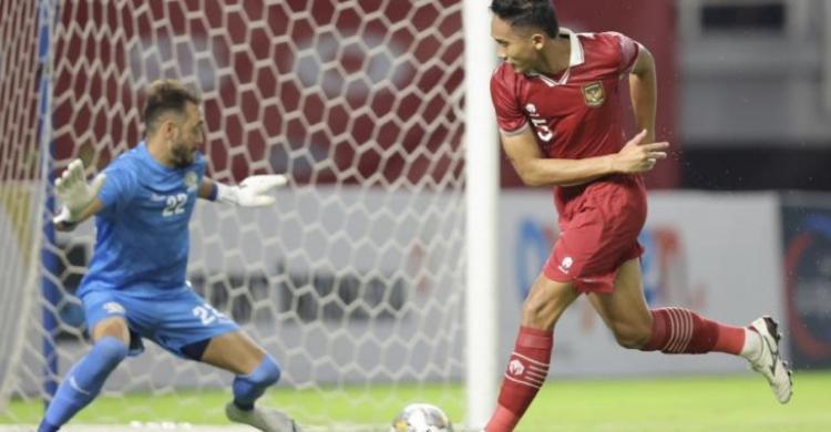 Upaya bek Rizky Ridho, pemain belakang Indonesia, menjebol gawang Palestina gagal menjadi gol.