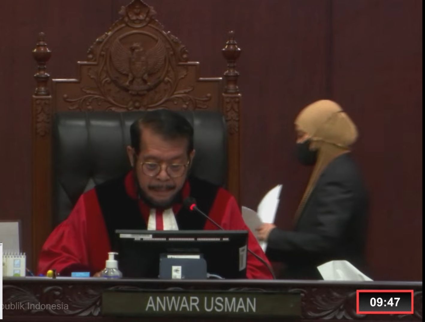 Ketua hakim Mahkamah Konstitusi Anwar Usman membacakan putusan gugatan judicial review UU No 7 Tahun 2017 mengenai Pemilihan Umum (foto : Tangkapan Layar)