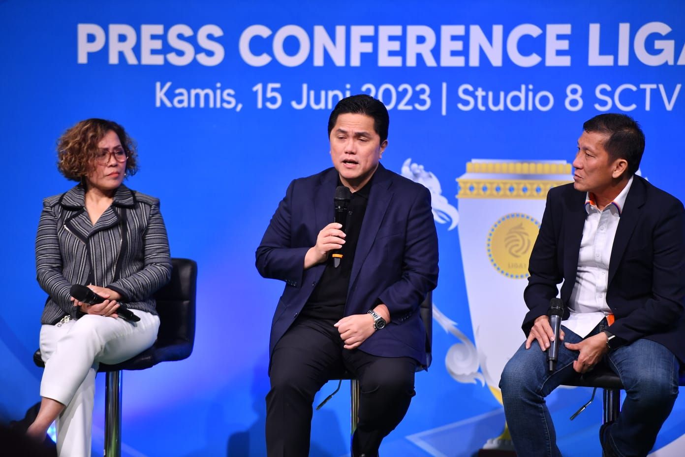 Ketua Umum PSSI, Erick Thohir (tengah) bersama perwakilan Emtek (kiri) dan PT Liga Indonesia Baru (LIB) dalam jumpa pers di Jakarta, Kamis 15 Juni 2023.