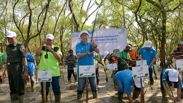 Estafet Peduli Bumi: Asuransi Astra Tanam 5.000 Bibit Pohon Mangrove di Surabaya