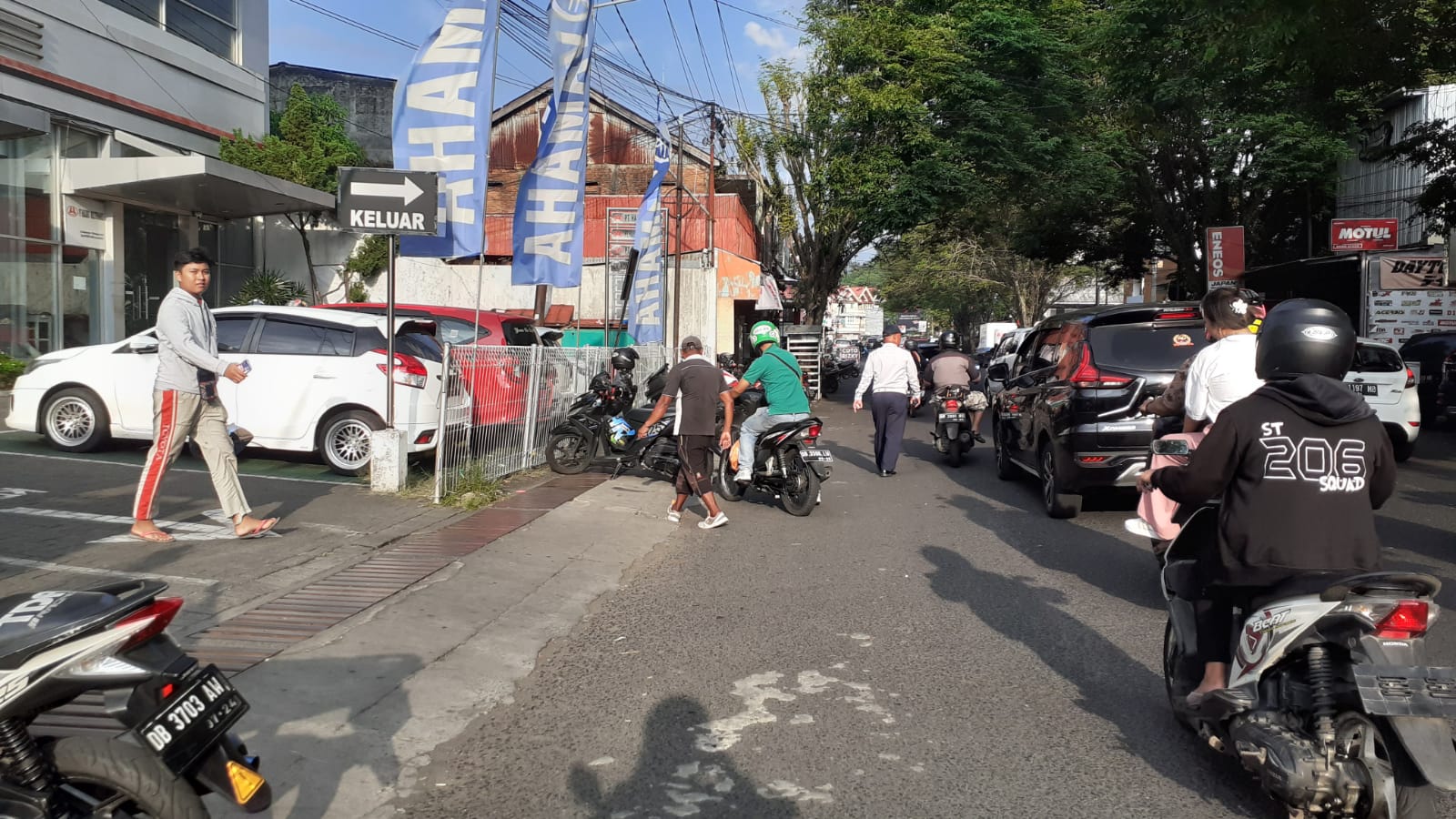 Petugas Dishub Kota Manado hanya membiarkan parkir kendaraan di trotoar depan Hasjrat Abadi Komo Luar. (Foto:Mike)