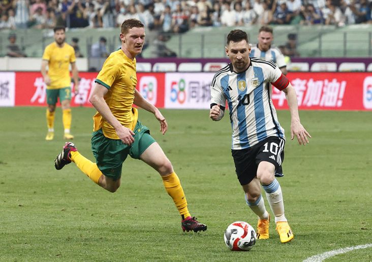 Striker Timnas Argentina, Lionel Messi (kanan), dibayangi pemain Timnas Australia dalam FIFA Matchday di Stadion Workers, Beijing, China, Kamis 15 Juni 2023 malam WIB.