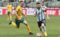 Striker Timnas Argentina, Lionel Messi (kanan), dibayangi pemain Timnas Australia dalam FIFA Matchday di Stadion Workers, Beijing, China, Kamis 15 Juni 2023 malam WIB.