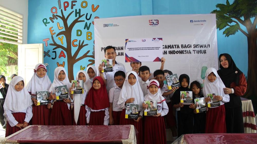 Jamkrindo Bagikan Ratusan Kacamata Gratis Untuk Pelajar di Indonesia Timur