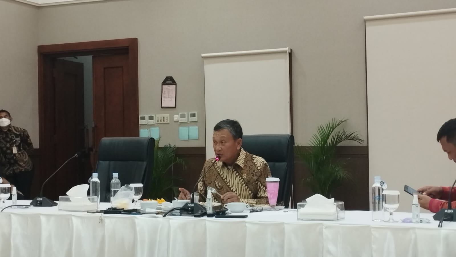 Menteri Energi Sumber Daya Mineral (ESDM) Arifin Tasrif di Kantornya