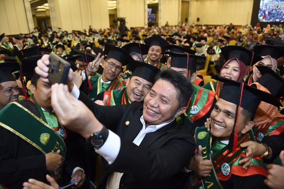  "Dengan bertambahnya intelektual baru maka diharapkan akan membantu pemerintah IPM," kata Gubernur Herman Deru saat memberikan sambutan  pada Wisuda ke 74-dan Milad Universitas Muhammadiyah Palembang, Kamis (15/6/2023).