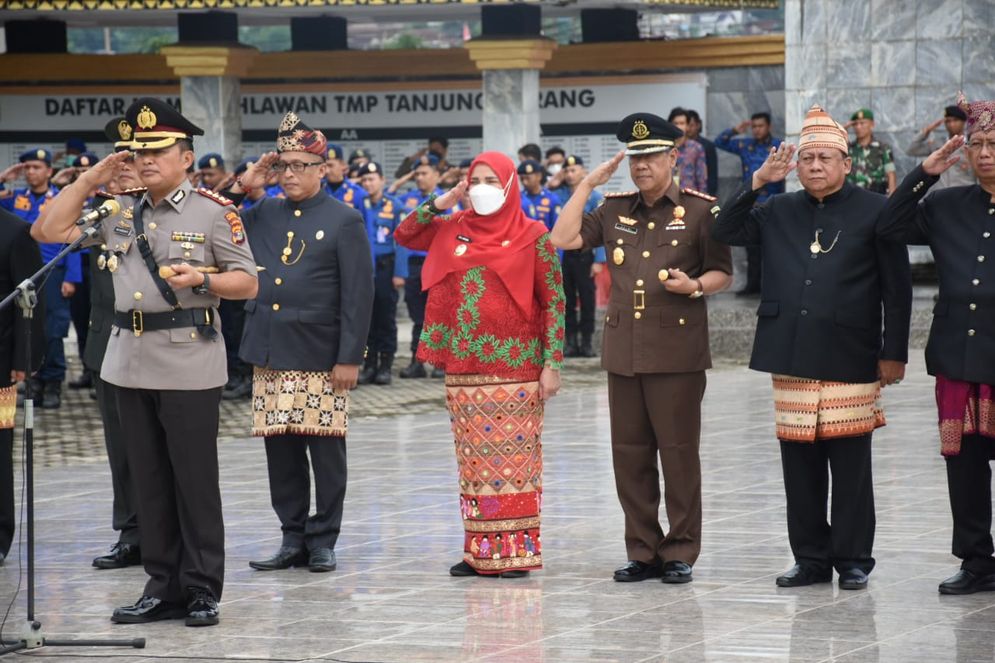 Pemkot Bandarlampung bersama Forkopimda menggelar upacara bendera dan ziarah ke makam pahlawan dalam rangka peringatan HUT ke-341 Kota Bandarlampung.