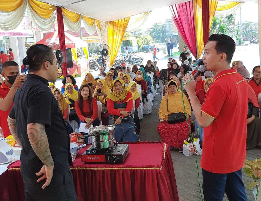 Chef Fiki saat memasak menu Idul Adha bersama emak-emak di Sidoarjo, Sabtu (17/6/2023). 