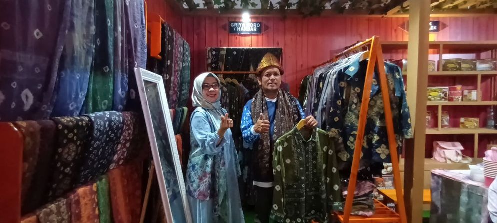 UMKM Bangkit: Griya Roro Fashion and Kraft Tawarkan Jumputan di Palembang Expo 2023