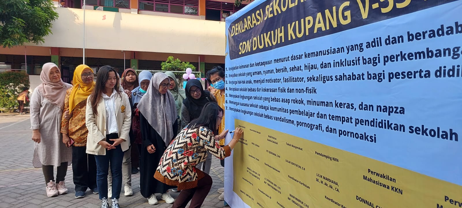 Penandatanganan pakta integritas oleh kepala sekolah, guru dan perwakilan orang tua serta komite. Tak lupa ada dosen pembimbing dan perwakilan mahasiswa KKN.