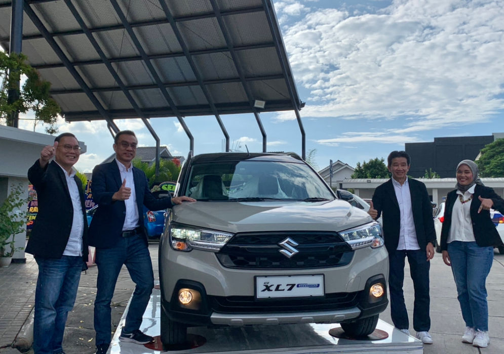 Deputy Managing Director PT Suzuki Indomobil Sales (SIS) Hady S.Halim bersama jajaran pimpinan PT Persada Lampung Raya saat launching New XL7 Hybrid