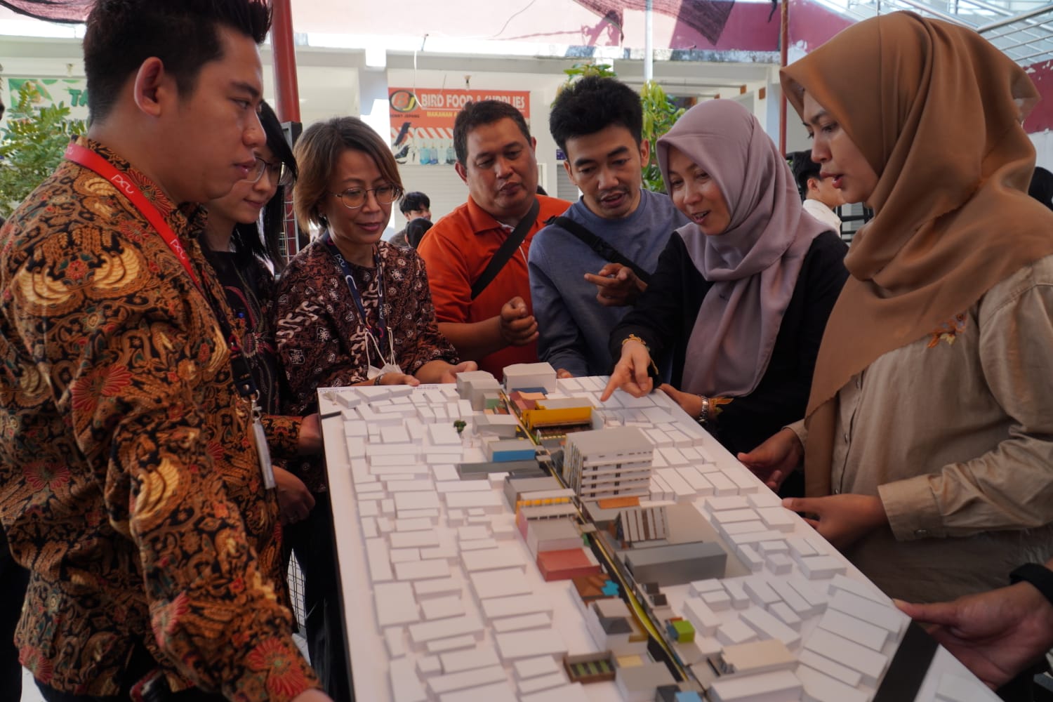Perwakilan PCU dan Pemkot Surabaya sedang berdiskusi mengenai maket desain Dolly Saiki Terbaru.