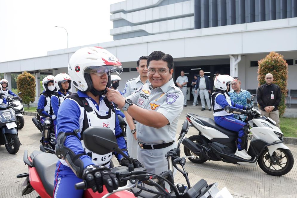 JR bersama Astra Honda Motor dan Institut Transportasi & Logistik Trisakti terus melakukan sosialisasi serta menggelar safety riding bagi para pengendara sepeda motor.